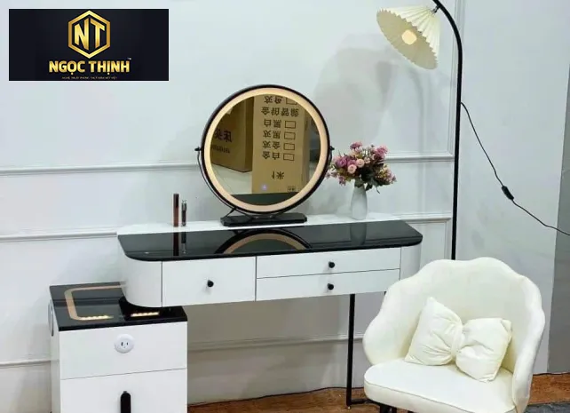 BÀN MAKEUP NHỎ GỌN TIỆN LỢI CHO KÍCH THƯỚC TIẾT KIỆM
